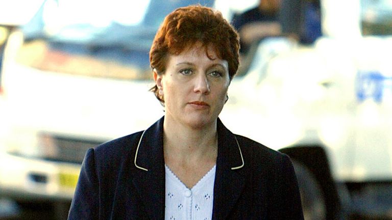 Kathleen Folbigg, Sidney'deki Yeni Güney Galler Yüksek Mahkemesi'ne girdi.  21 Mayıs 2003'te bir jüri, 35 yaşındaki Folbigg'i dört çocuğundan üçünü öldürmekten, diğer çocuklarından birini adam öldürmekten ve ölümünden sadece aylar önce başka bir çocuğa ağır bedensel zarar vermekten suçlu buldu.  Cinayetler 1991 ve 1999 yılları arasında işlendi. Fotoğraf 19 Mayıs 2003'te çekildi. REUTERS/David Gray DG/FA