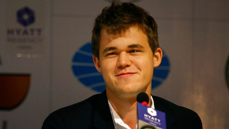 Norveçli Magnus Carlsen, 19 Kasım 2013 Salı, Hindistan'ın Chennai kentinde düzenlenen dünya satranç şampiyonası maçında hüküm süren dünya satranç şampiyonu Hindistanlı Viswanathan Anand'a karşı oynadığı maçın ardından medyayla etkileşim kuruyor. yaşındaki Carlsen, geleneksel olarak Rusların egemen olduğu bir oyunda Bobby Fischer'den bu yana en iyi Batılı oyuncu ve satranç meraklıları, onun kitlesel pazar çekiciliğinin yeni hayranlar kazanabileceğini ve dünya çapında ilgiyi artırabileceğini umuyor.  (AP Fotoğrafı/Arun Sankar K )