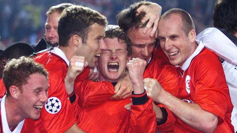 Manchester United&#39;s Ole Gunner Solskjaer (C) celebrates his winning goal with teammates Jaap Stam (R), Teddy Sheringham (2ndR), Ronny Johhnsen (4thR) and Nicky Butt during the European Cup Final in Barcelona&#39;s Nou Camp stadium May 26, 1999. Manchester United won the match 2-1 on two late goals. KC/SV