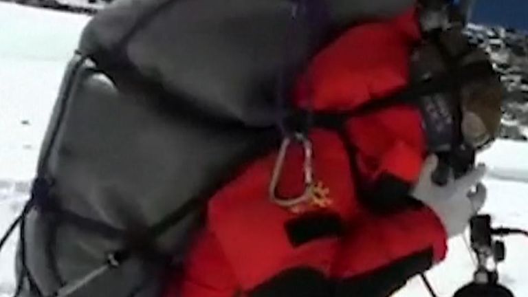 Sherpa rescues climber 