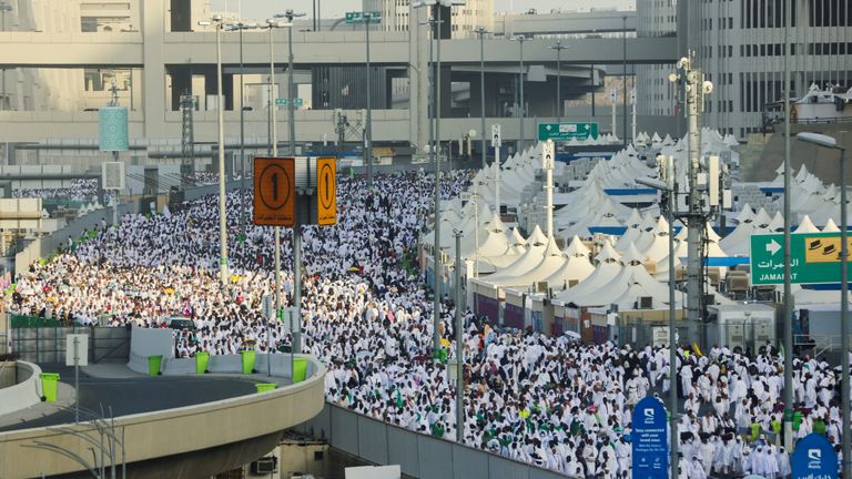 Muslim pilgrims walk before casting their stones at a pillar symbolising the stoning of Satan during the annual haj pilgrimage in Mina, Saudi Arabia June 28, 2023. REUTERS/Mohamed Abd El Ghany REFILE - QUALITY REPEAT
