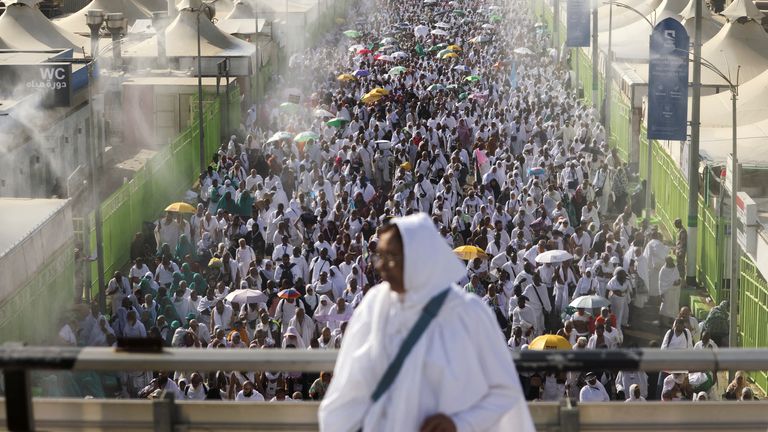 Muslim pilgrims walk before casting their stones at a pillar symbolising the stoning of Satan during the annual haj pilgrimage in Mina, Saudi Arabia June 28, 2023. REUTERS/Mohamed Abd El Ghany TPX IMAGES OF THE DAY REFILE - QUALITY REPEAT
