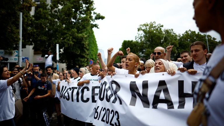İnsanlar, 29 Haziran 2023, Fransa'nın Paris banliyösünde, Nanterre'de bir trafik durması sırasında bir Fransız polis memuru tarafından öldürülen 17 yaşındaki Nahel'in anısına düzenlenen yürüyüşe katılıyor. REUTERS/Sarah Meyssonnier