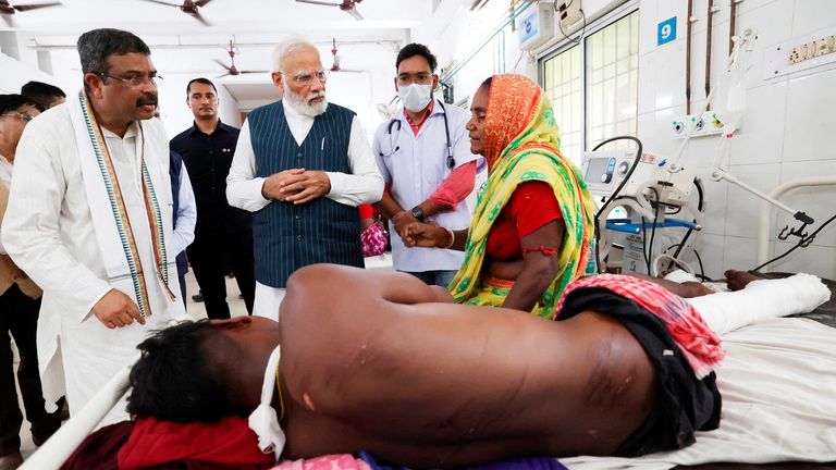 India's Prime Minister Narendra Modi meets with victims of a train collision at a hospital in Balasore district in the eastern state of Odisha, India June 3, 2023. Indian Press Information Bureau/Handout via REUTERS THIS IMAGE WAS PROVIDED BY A THIRD PARTY.  NO RESALE.  NO ARCHIVES.