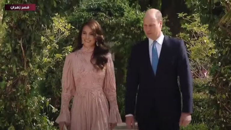  Ürdün Kralı II. Abdullah ve Ürdün Kraliçesi Rania, Veliaht Prens Hüseyin ile Rajwa Al Saif'in Ürdün'ün Amman kentindeki kraliyet düğünü gününde Prens William ve Prenses Catherine'i selamladı.