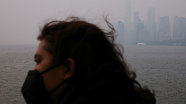 Une femme portant un masque sur le ferry de Staten Island