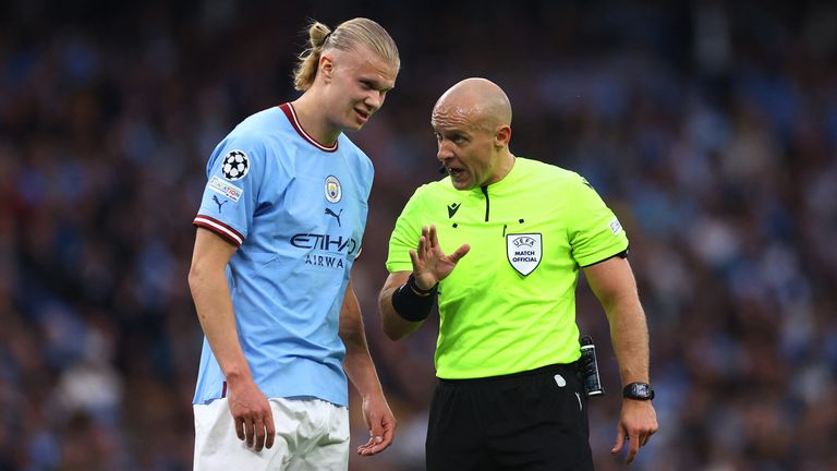 Soccer Football - Champions League - Semi Final - Second Leg - Manchester City v Real Madrid - Etihad Stadium, Manchester, Britain - May 17, 2023 Manchester City&#39;s Erling Braut Haaland speaks to referee Szymon Marciniak REUTERS/Carl Recine
