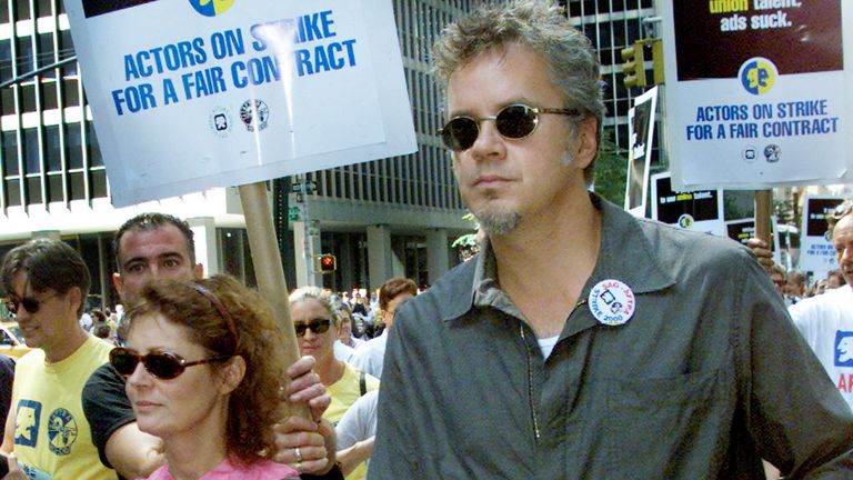 Actors Tim Robbins and Susan Sarandon at the actors&#39; strikes in 2000