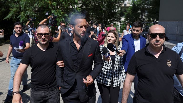 Tristan Tate, escoltado por guarda-costas, chega ao Tribunal de Bucareste em Bucareste, Romênia
