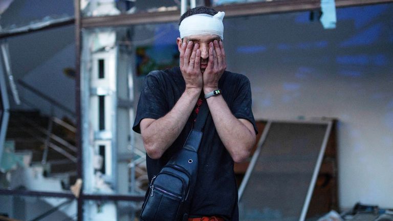 An injured man reacts at the site of a hotel building heavily damaged by a Russian missile strike, amid Russia&#39;s attack on Ukraine, in central Kramatorsk, Donetsk region, Ukraine June 27, 2023. REUTERS/Oleksandr Ratushniak