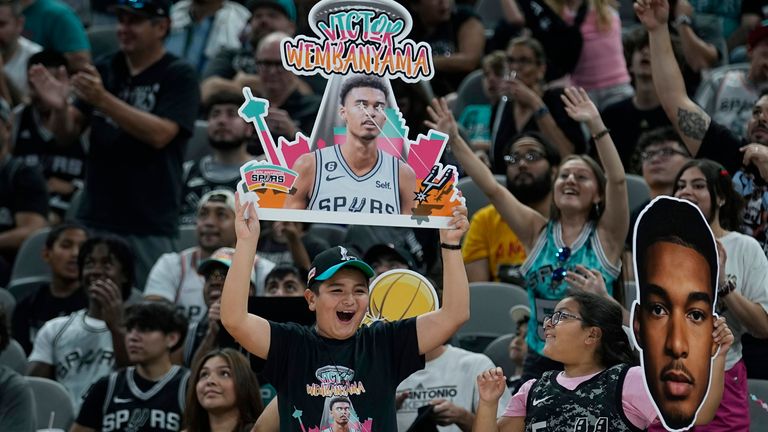 Los fanáticos animan durante el San Antonio Spurs'  Fiesta del draft de baloncesto de la NBA.  Foto: AP