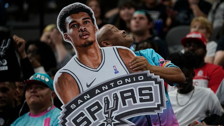 Un fan tient une photo de Victor Wembanyama lors de la soirée de repêchage de basket-ball NBA des San Antonio Spurs au AT&T Center de San Antonio.  Photo : AP