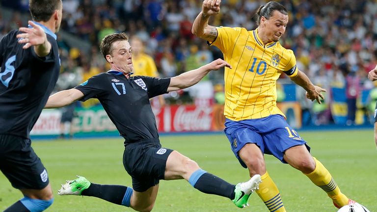 England&#39;s Scott Parker (L) tries to stop Sweden&#39;s Zlatan Ibrahimovic during their Group D Euro 2012 soccer match at Olympic Stadium in Kiev, June 15, 2012. REUTERS/Darren Staples (UKRAINE - Tags: SPORT SOCCER)