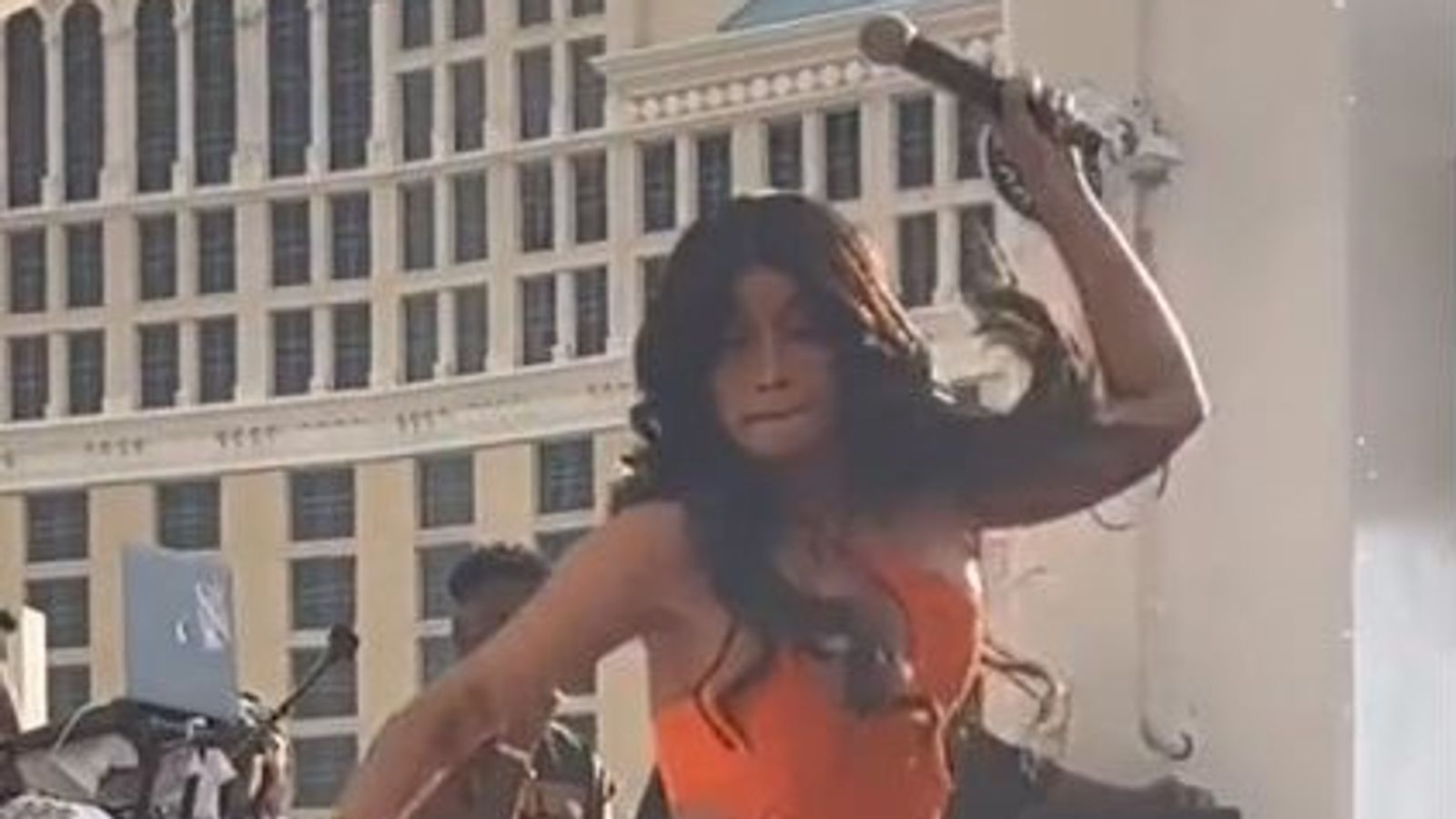 Cardi B хвърля микрофон към фен в Лас Вегас, след като я оплискаха с питие на сцената