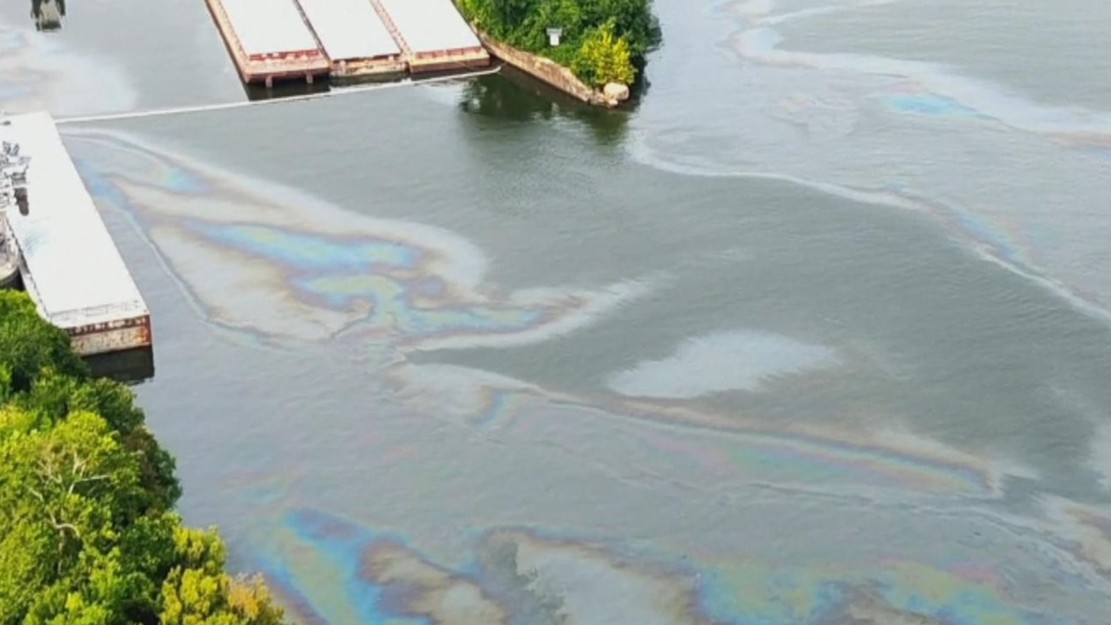 US Thousands of gallons of diesel leak into Tennessee River Sky News(01)