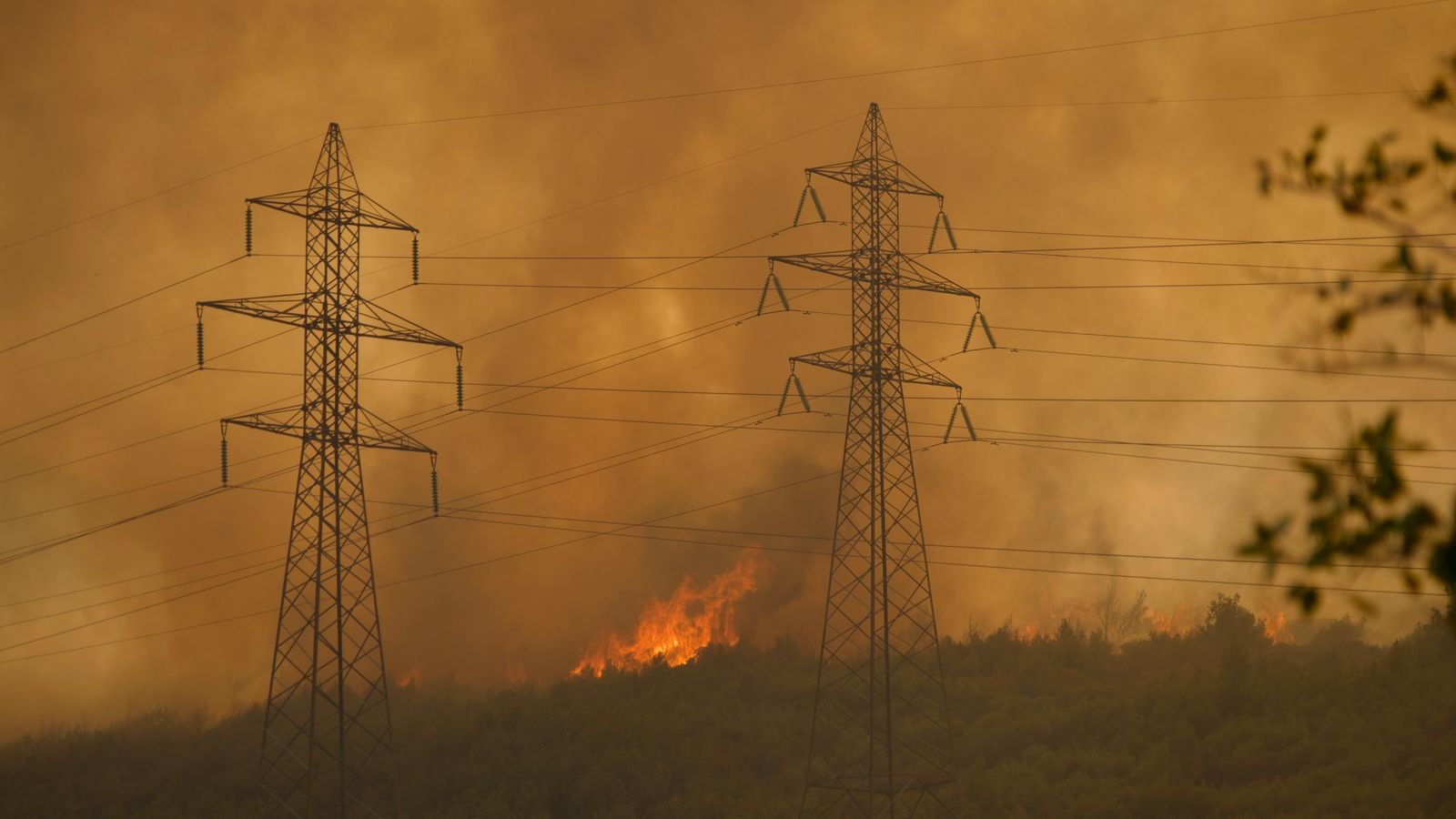 skynews-greece-athens-fire_6223648.jpg
