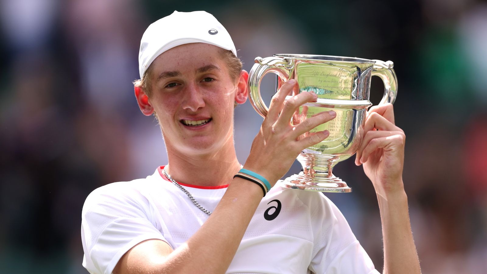 Teenager Henry Searle becomes first Brit to win Wimbledon boys singles title in more than 60 years UK News Sky News