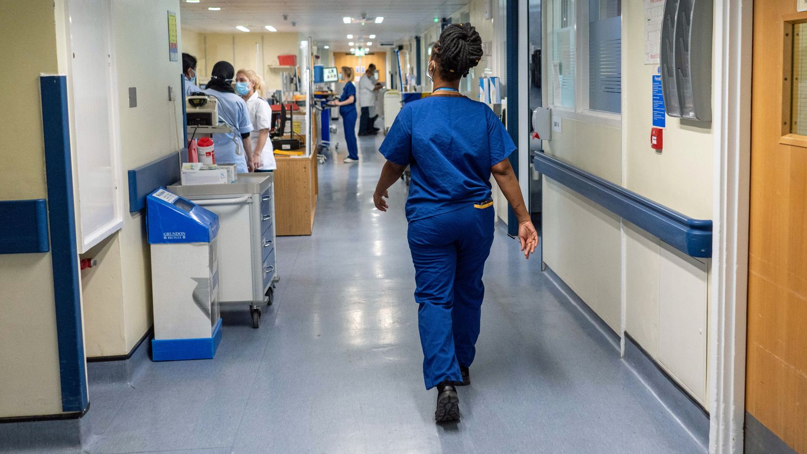 Безопасността на грижите по майчинство в две болници на NHS е „неадекватна“, тъй като персоналът е „натиснат до ръба“