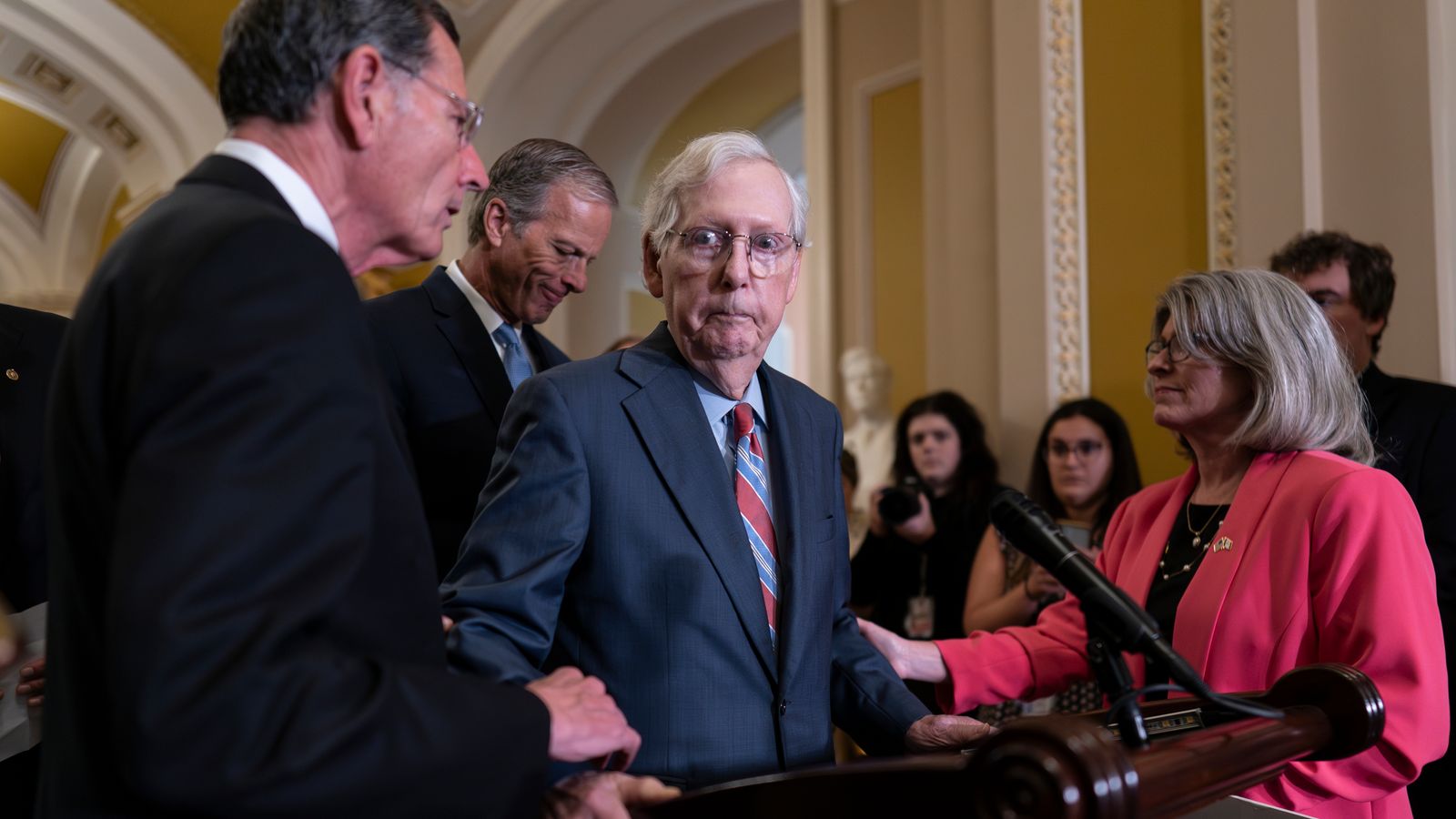 Senate Republican leader Mitch McConnell freezes midsentence and