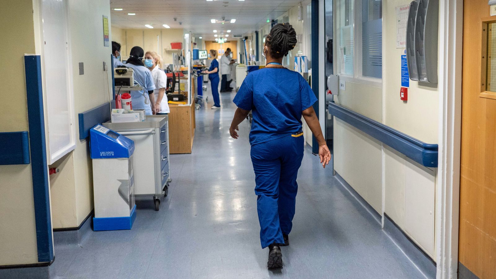 NHS под натиск: „Трябваше да отменяме хиляди срещи всеки път, когато има стачка“, казва шефът на болницата