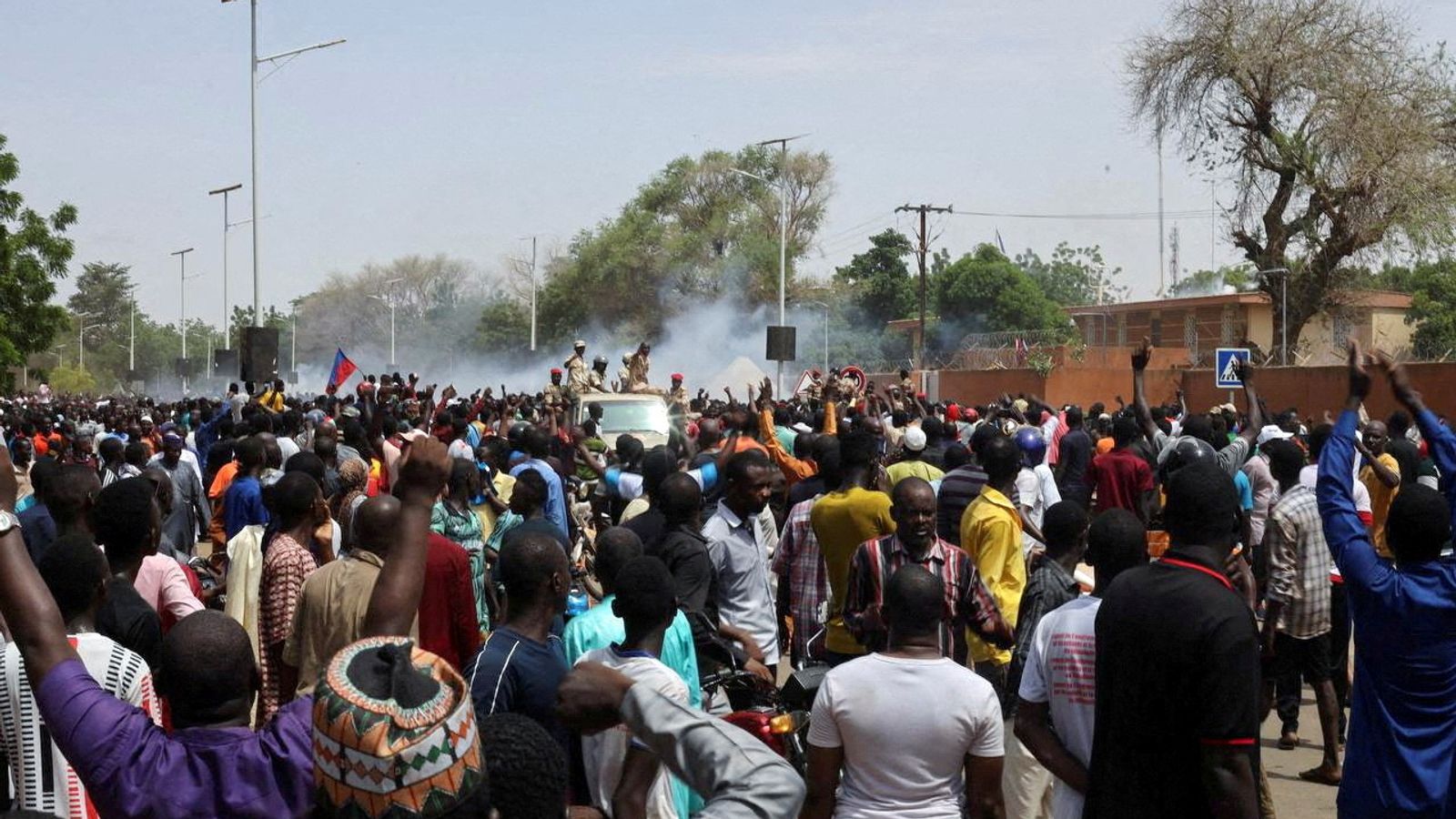 Сваленото правителство на Нигер насърчи френските стачки за освобождаване на заловен президент, твърди хунтата