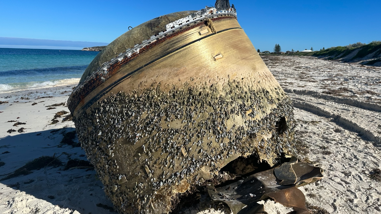 Мистериозен обект на австралийския плаж е паднал от космоса, предполагат служители