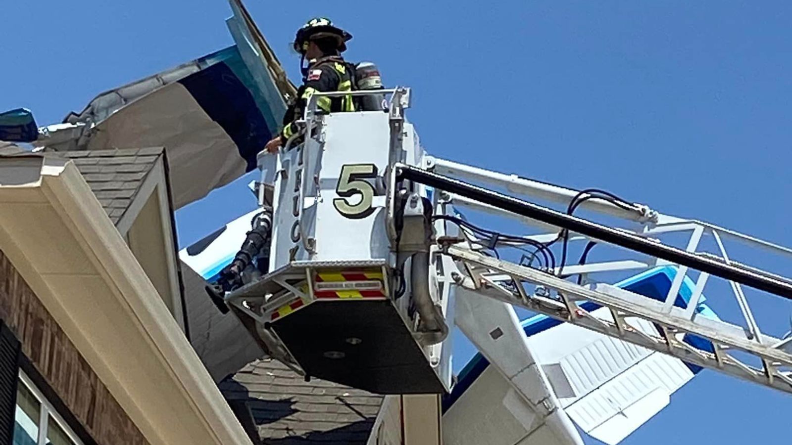 Airplane crashes into roof of Texas residence