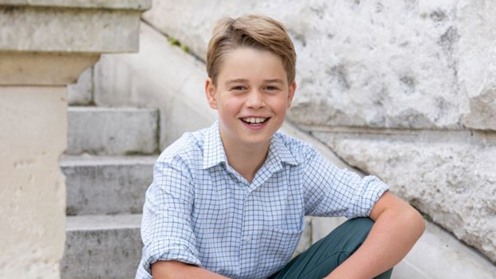 Prince George: Uśmiechnięty przyszły król pojawia się na nowym zdjęciu z okazji swoich dziesiątych urodzin |  Wiadomości z Wielkiej Brytanii