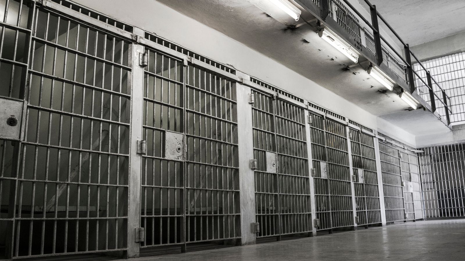Липсата на затворнически места може да накара 1500 престъпници да избягат от времето, предупреждава лейбъристите