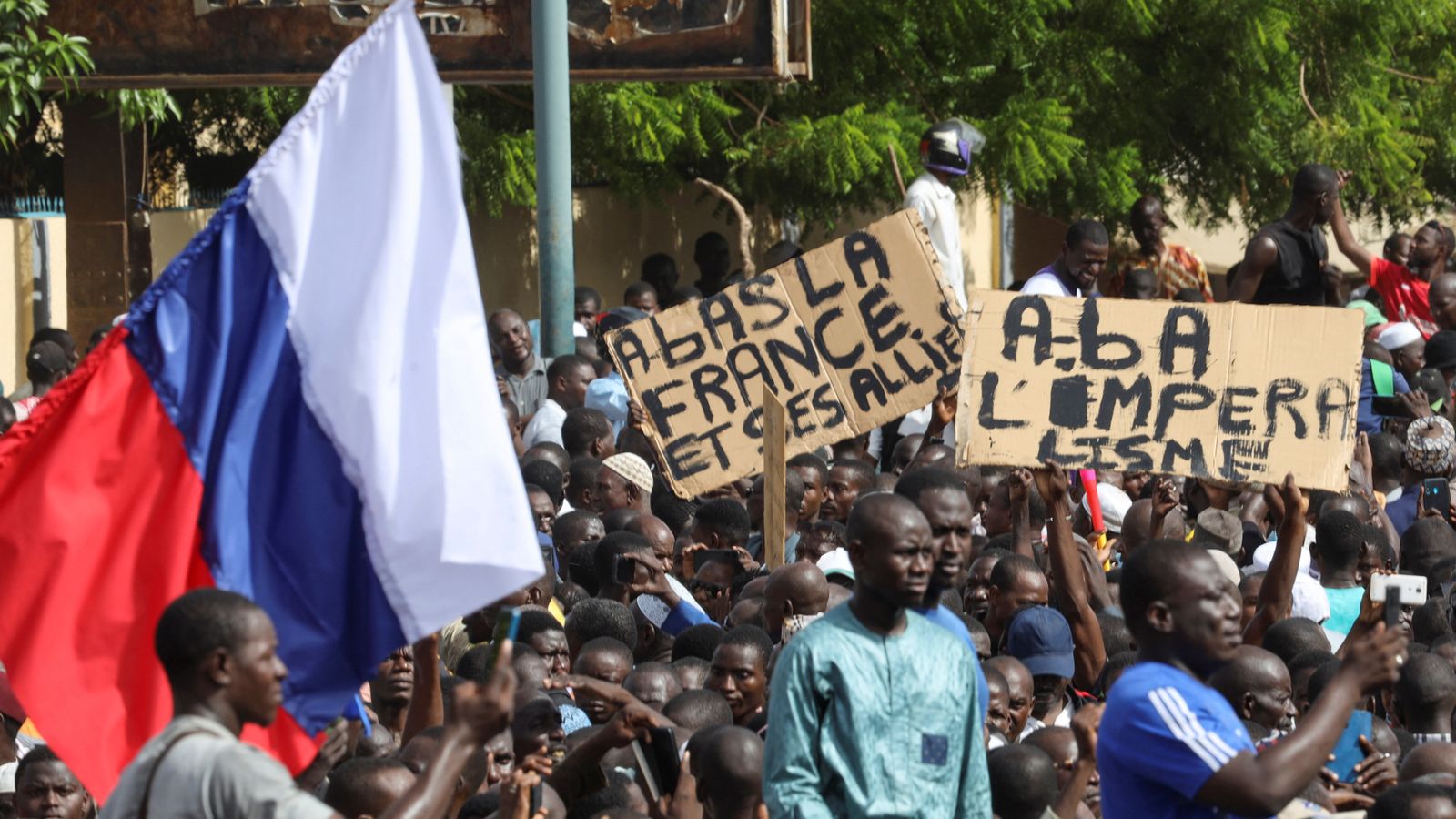 Поддръжниците на преврата в Нигер развяват руски знамена и атакуват френското посолство, докато босът на наемниците на Вагнер предлага подкрепа