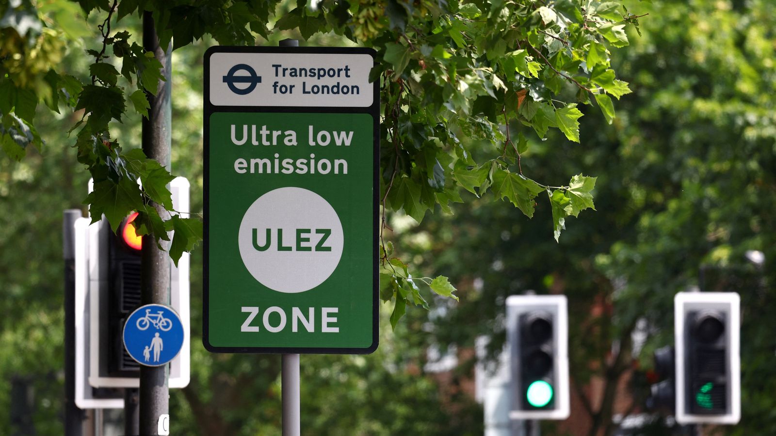 Разширяване на ULEZ: Кметът на Лондон умолява общините да „оставят политиката настрана“ - докато камерите са вандалски