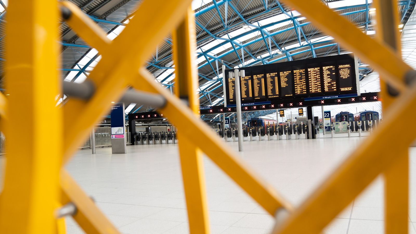 Plus de misère de voyage avec des pourparlers dans l’impasse déclenchant de nouvelles grèves de train alors que l’escapade estivale commence |  Nouvelles du Royaume-Uni