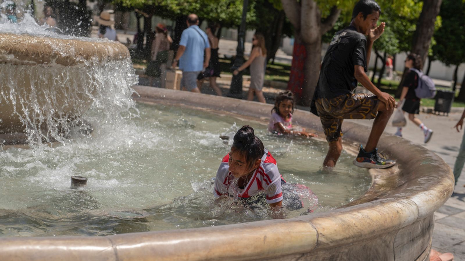 Mid South Heatwave: Are The Showers A Blessing Or A Curse? - 1jsqsn5