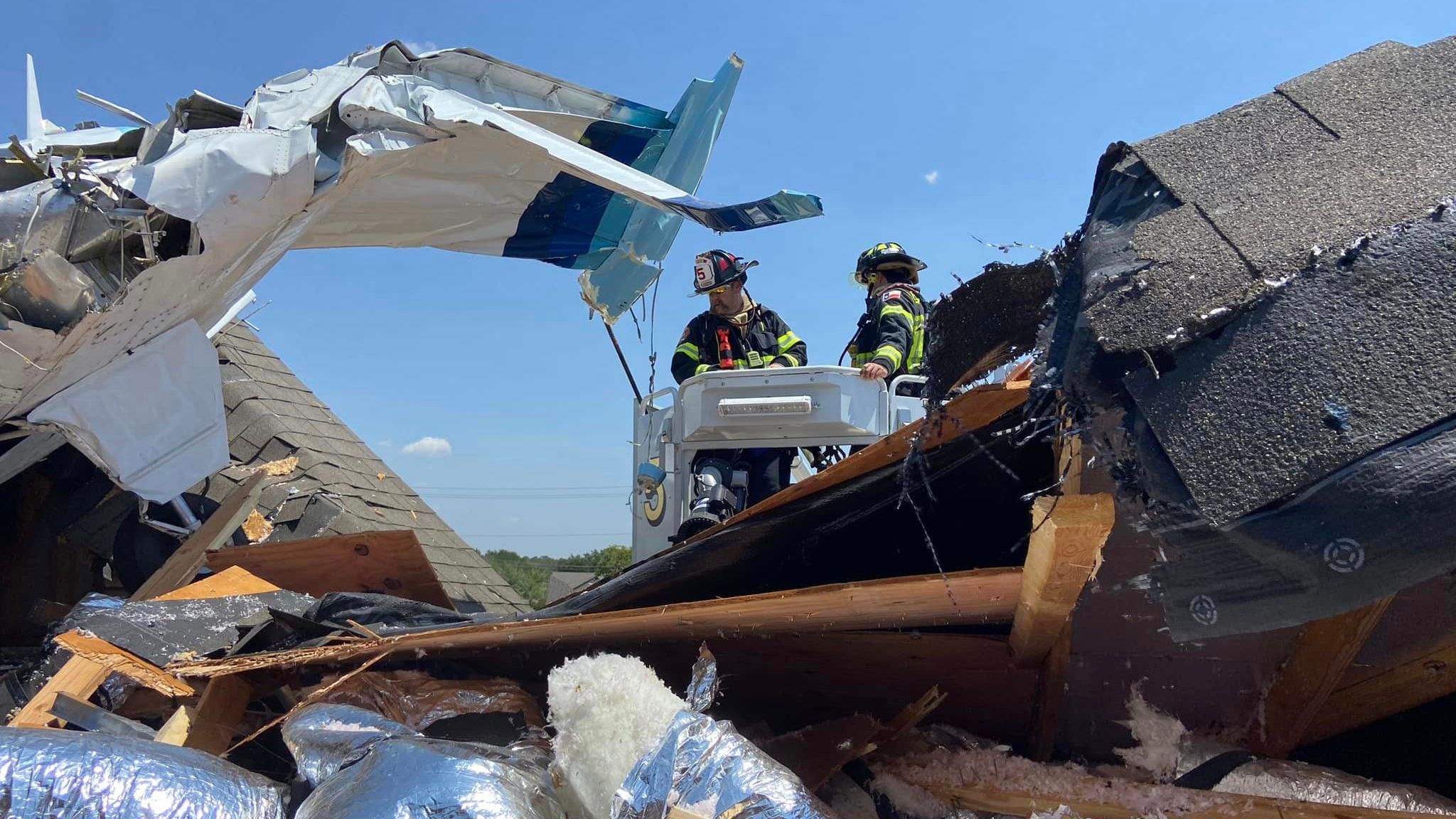 Plane crashes into roof of Texas home US News Sky News