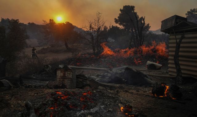 Extreme weather: Temperatures of more than 40C persist in Europe and wildfires rage in... - Vimarsana News