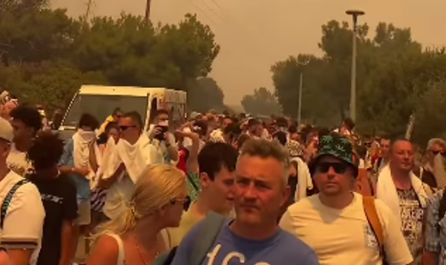 Wildfires on Rhodes force thousands of holidaymakers to flee their hotels - Vimarsana News