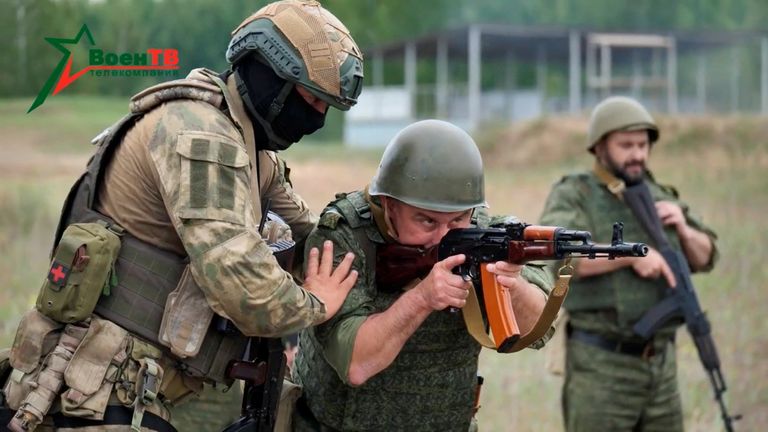A fighter from Russian Wagner mercenary group conducts training for Belarusian soldiers on a range near the town of Osipovichi, Belarus July 14, 2023 in this still image taken from handout video. Voen Tv/Belarusian Defence Ministry/Handout via REUTERS ATTENTION EDITORS - THIS IMAGE WAS PROVIDED BY A THIRD PARTY. NO RESALES. NO ARCHIVES. MANDATORY CREDIT
