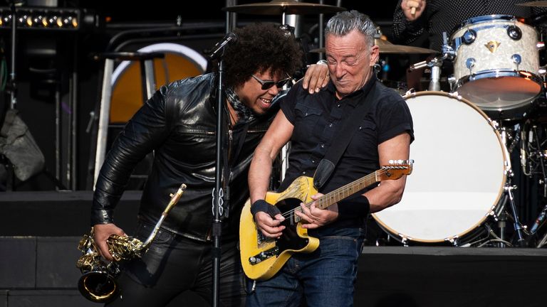 skynews-bruce-springsteen-music-event_6216294 نجوم من بينهم بيلي جويل وبلور وبروس سبرينغستين يشعلون إحياء لندن حيث يستمع مليون شخص إلى الموسيقى الحية في أسبوع |  Ents & أخبار الفنون