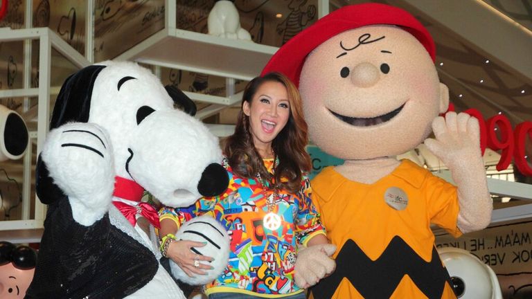 Taiwanese-American singer Coco Lee, centre, poses during the opening ceremony for Snoopy&#39;s 65th Anniversary exhibition in Shanghai, China, 25 September 2014.(Imaginechina via AP Images)
