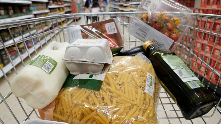 Un panier d'épicerie dans un chariot dans un supermarché de Londres, le samedi 10 juin 2023. Les prix élevés des denrées alimentaires pèsent sur les ménages de toute l'Europe, où l'inflation alimentaire dépasse celle d'autres grandes économies comme les États-Unis, le Japon et le Canada.  Certains gouvernements ont réagi en contrôlant formellement les prix ou en concluant des accords souples avec les supermarchés pour réduire les coûts.  (Photo AP/Alastair Grant)