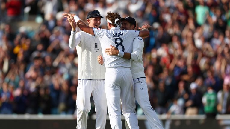 Cricket - Ashes - Fifth Test - England v Australia - The Oval, London, Britain - July 31, 2023 England&#39;s Stuart Broad celebrates with James Anderson and Zak Crawley after taking the wicket of Australia&#39;s Alex Carey Action Images via Reuters/Andrew Boyers