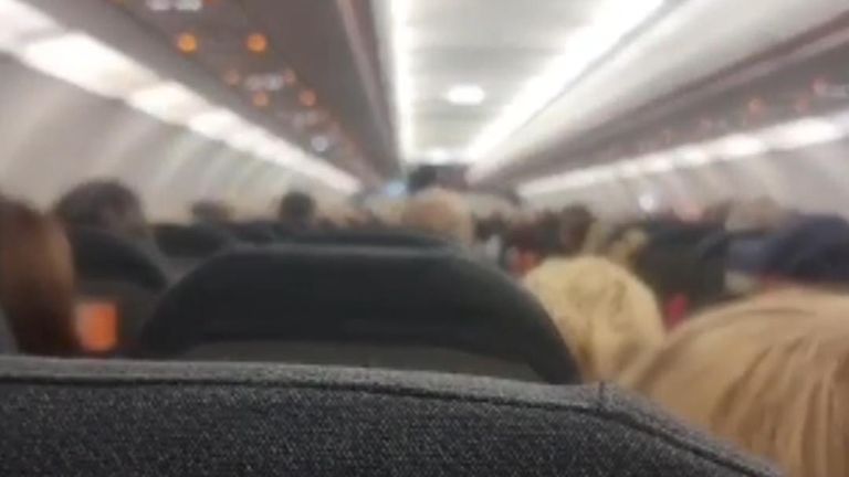 Pilot asks for up to 20 volunteers to get off a plane before he will attempt take off