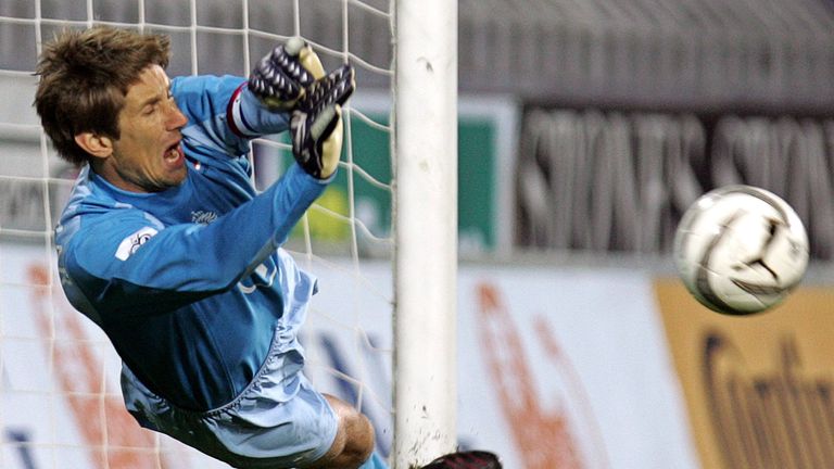 Netherland&#39;s goalkeeper Edwin Van Der Sar saves the penalty kick by Czech Republic&#39;s Tomas Rosicky (not pictured) during their World Cup 2006 Group One qualifying soccer match at the Toyota Arena in Prague October 8, 2005. REUTERS / David W Cerny
