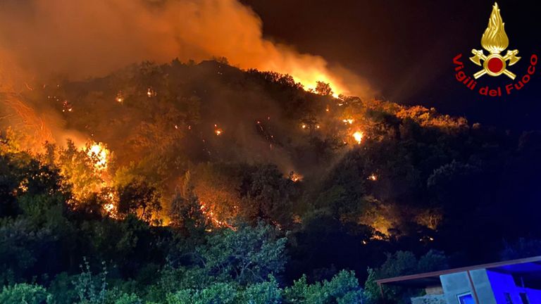 24 Temmuz Pazartesi günü geç saatlerde İtalya'nın güneyinde Sicilya'da Curcuraci, Messina yakınlarındaki bitki örtüsünde alevler yanıyor.