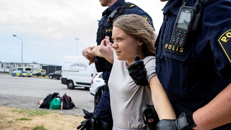 PHOTO DE DOSSIER: La police retire Greta Thunberg alors qu'elle déplace les militants pour le climat de l'organisation Ta Tillbaka Framtiden, qui bloquent l'entrée d'Oljehamnen à Malmo, Suède, le 19 juin 2023. TT News Agency / Johan Nilsson via REUTERS / File Photo
