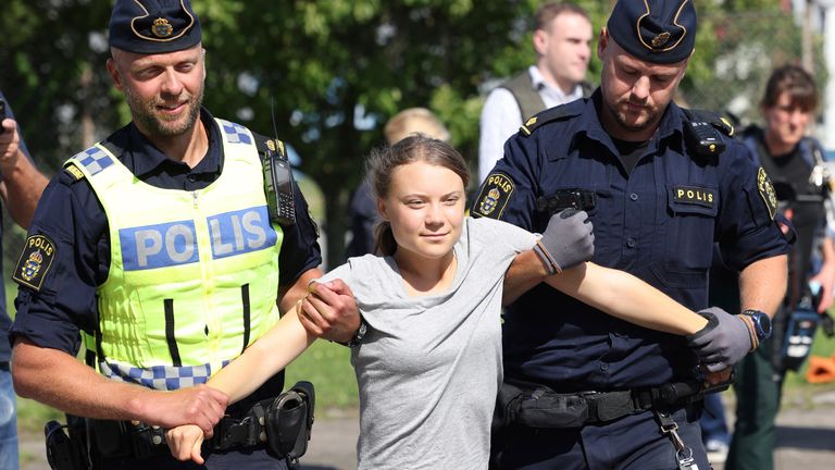 Swedish climate activist Greta Thunberg is lifted away by police when she takes part in a new climate action in Oljehamnen in Malmo, Sweden July 24, 2023. TT News Agency/Andreas Hillergren/via REUTERS ATTENTION EDITORS - THIS IMAGE WAS PROVIDED BY A THIRD PARTY. SWEDEN OUT. NO COMMERCIAL OR EDITORIAL SALES IN SWEDEN.
