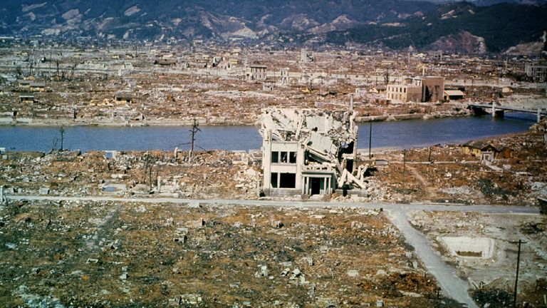 - 1946 年 3 月のファイル写真 - 原爆による被害を示すこの広島市の全体図は、1945 年 8 月 6 日の原爆投下から 6 か月後の 1946 年 3 月に撮影されました。広島への原爆投下と第二次世界大戦の終結から 50 周年は 1995 年 8 月です。