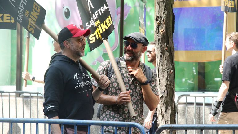 NUEVA YORK, NY - 14 DE JULIO: El actor Jason Sudeikis es visto con miembros de SAG-AFTRA mientras posan frente a los estudios de la NBC en la ciudad de Nueva York el 14 de julio de 2023. Crédito: RW/MediaPunch/IPX