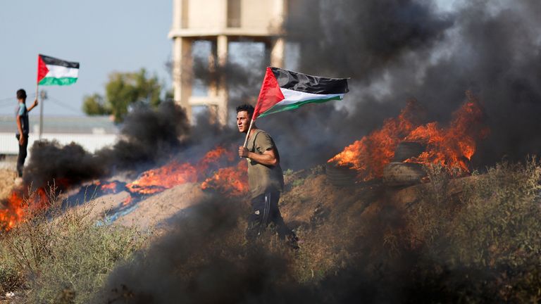 Palestinians protest against Israeli army raid in Jenin, along Israel-Gaza border fence east of Gaza City July 3, 2023. REUTERS/Mohammed Salem