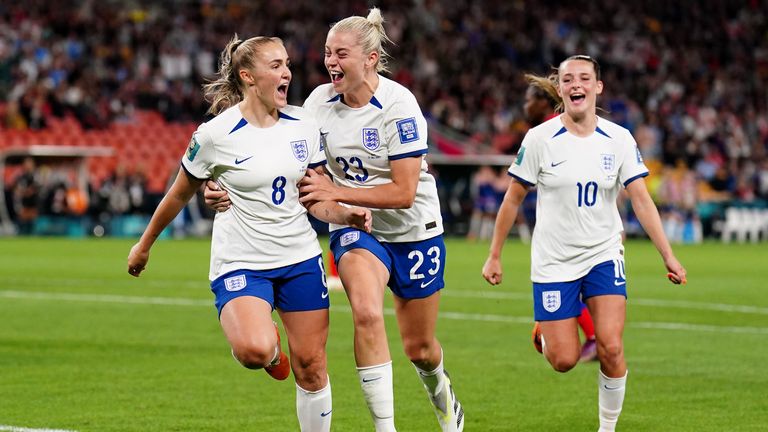 İngiltere'den Georgia Stanway (solda), 2023 FIFA Kadınlar Dünya Kupası'nda takımının maçtaki ilk golünü atmasının sevincini yaşıyor.